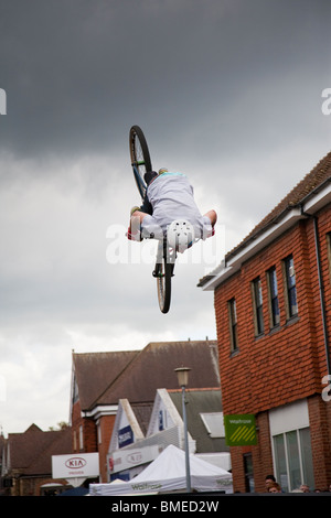 Un rider BMX effectue un saut périlleux au cours d'un spectacle acrobatique. Banque D'Images