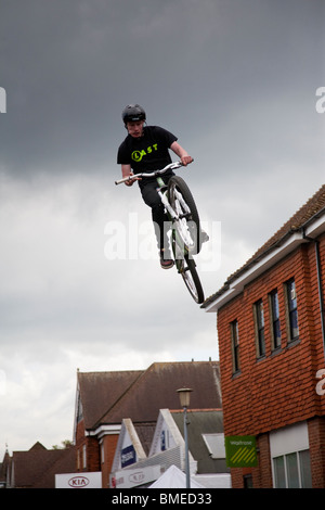 BMX un cavalier gagne hauteur maximale lors d'une acrobatie, affichage, Haslemere Surrey, Angleterre. Banque D'Images