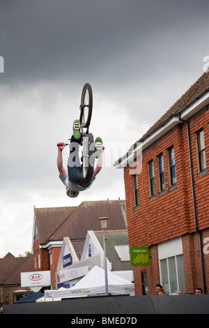 Un rider BMX effectue un saut périlleux au cours d'un spectacle acrobatique, d'affichage, Haslemere Surrey, Angleterre. Banque D'Images