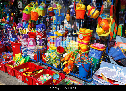 Beaucoup de seaux de mer coloré pique et des jouets de plage à l'extérieur d'une boutique à Padstow Cornwall, UK. Banque D'Images