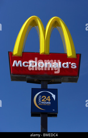 Arches d'or signer chez mcdonalds drive via fast food restaurant Merseyside England uk Banque D'Images