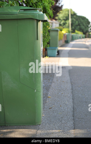 Avenue de vert wheelie bins Banque D'Images