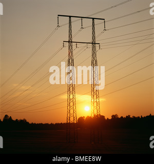 Voir d'électricité pylône au crépuscule Banque D'Images