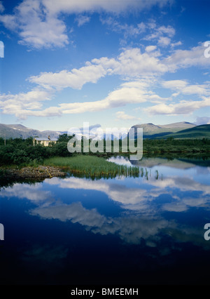 Vue sur le lac avec les montagnes en arrière-plan Banque D'Images