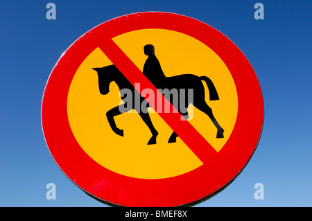 La Scandinavie, la Suède, Vastergotland, Horse crossing sign against sky, close-up Banque D'Images