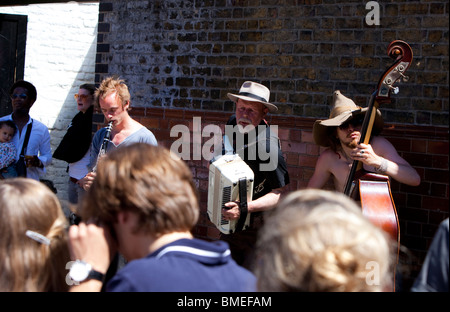 Jazz Band effectuant à Columbia Road Flower Market, London, UK Banque D'Images