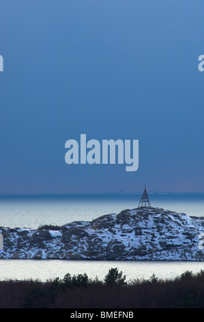 La Scandinavie, la Suède, Vastkusten, vue de marque navigation on rock Banque D'Images