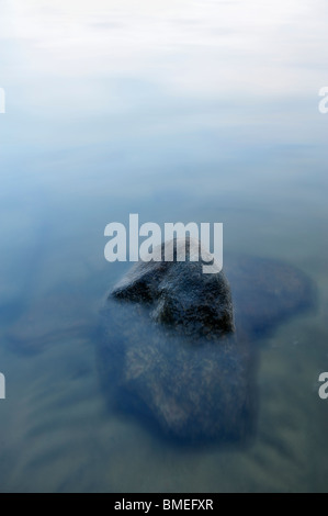 La Scandinavie, la Suède, Vastergotland, Rock in lake