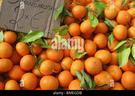 Les oranges Valencia empilés sur des marchés dans le bassin méditerranéen l'Espagne Banque D'Images