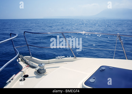 Bateau à voile sur la mer bleue bow avec la chaîne d'ancre et détail du treuil Banque D'Images