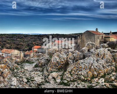 Village croate sur la côte Adriatique rocheux.technique HDR. Banque D'Images