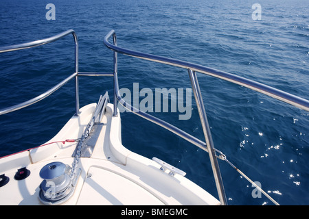 Bateau à voile sur la mer bleue bow avec la chaîne d'ancre et détail du treuil Banque D'Images