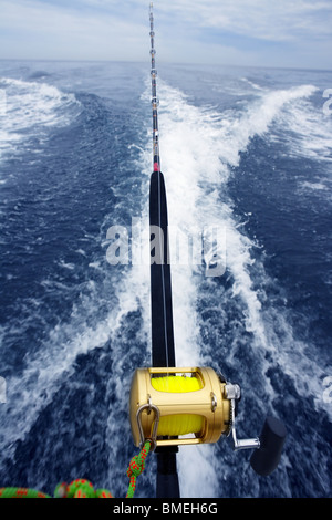 Grand jeu de pêche de tige et de bobine sur le bateau service lavage prop Banque D'Images