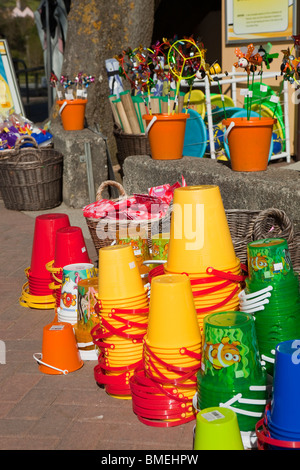 Royaume-uni, Angleterre, Devon, côte sud, Blackpool sands boutique vendant des jouets de plage en plastique coloré Banque D'Images