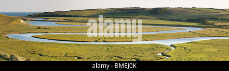 Une vue panoramique de la rivière Cuckmere, Cuckmere Haven, Jalhay, East Sussex, Angleterre Banque D'Images