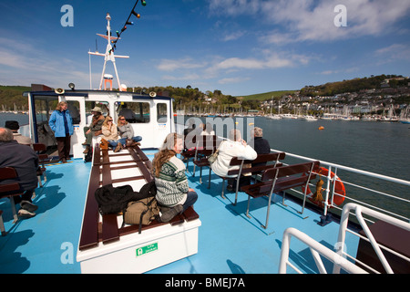 Royaume-uni, Angleterre, Devon, Dartmouth, les passagers sur le pont supérieur de la rivière Dart bateau de croisière et le château de Cardiff Banque D'Images