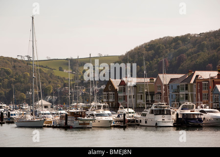 Royaume-uni, Angleterre, Devon, Dartmouth, rivière Dart Marina et un nouveau logement en dessous du Collège naval. Banque D'Images