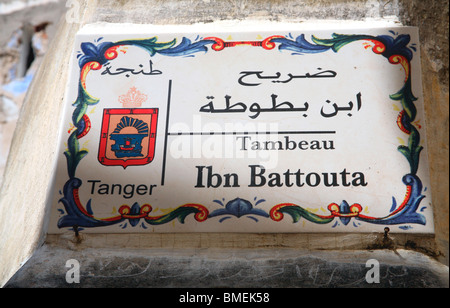 Plaque sur la tombe d'Ibn Battuta dans la médina de Tanger Maroc Banque D'Images