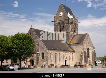 L'église médiévale SAINTE MÈRE EGLISE, FRANCE Banque D'Images
