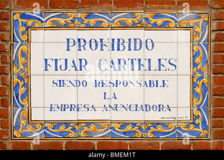 Madrid, Espagne. Les arènes de Las Ventas / Plaza de Toros. Carrelage carrelage peint panneau "Il est interdit d'affichage / affiches' Banque D'Images