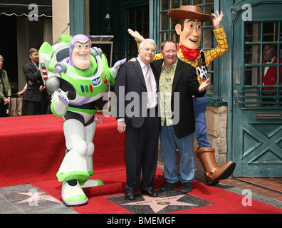 BUZZ LIGHTYEAR RANDY NEWMAN JOHN LASSETER WOODY RANDY NEWMAN HONORÉ PAR UNE ÉTOILE SUR LE Hollywood Walk of Fame HOLLYWOOD Los Banque D'Images