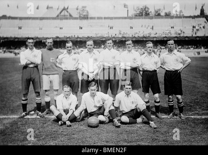 Vintage photo de l'Angleterre / Grande Bretagne équipe de football qui a remporté la médaille d'or au Jeux Olympiques de 1912 à Stockholm, en Suède. Banque D'Images