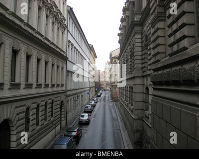 Vue de l'angle d'une ruelle de Prague. Banque D'Images