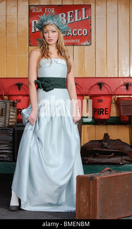 Un modèle porte des vêtements conçus par Lisa Redman à Horsted Keynes Bluebell Railway station sur la. Photo Jim Holden Banque D'Images