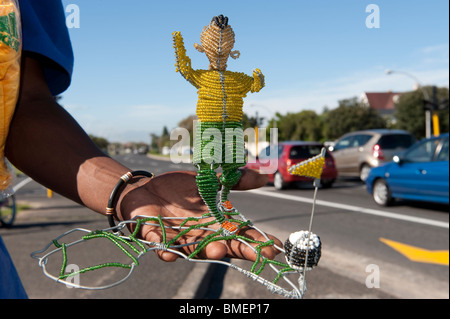 Homme vend un joueur de football fabriqués à la statue en métal et perles de verre, Le Cap, Afrique du Sud Banque D'Images