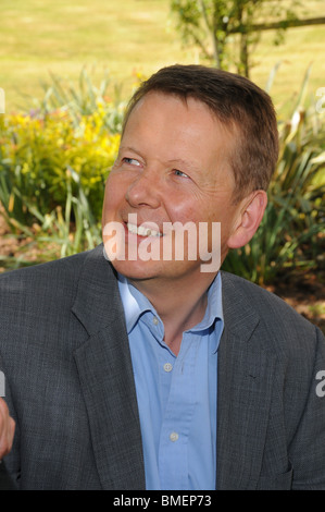 Bill Turnbull et présentateur de la BBC Breakfast présentateur de télévision dans un jardin la promotion de son livre Le Mauvais Club apiculteurs Banque D'Images