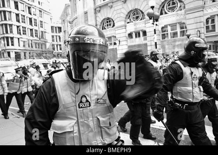 Faire face aux émeutes de la police à la Banque dans la ville de Londres au cours des manifestations anti G20 Banque D'Images