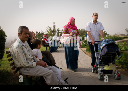 Al Azhar Park, situé à proximité de la mosquée Al-azhar, attire les familles, les adolescents, les jeunes couples et les touristes de partout dans le monde. Banque D'Images