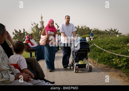 Al Azhar Park, situé à proximité de la mosquée Al-azhar, attire les familles, les adolescents, les jeunes couples et les touristes de partout dans le monde. Banque D'Images