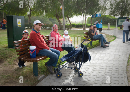 Al Azhar Park, situé à proximité de la mosquée Al-azhar, attire les familles, les adolescents, les jeunes couples et les touristes de partout dans le monde. Banque D'Images