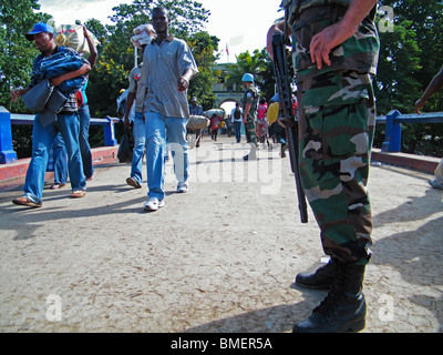 Les commerçants haïtiens et des soldats de la paix des Nations Unies à l'Haïti - République Dominicaine frontière durant le marché hebdomadaire de Dajabon et Ouanaminthe Banque D'Images