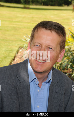 Bill Turnbull et présentateur de la BBC Breakfast présentateur de télévision dans un jardin la promotion de son livre Le Mauvais Club apiculteurs Banque D'Images