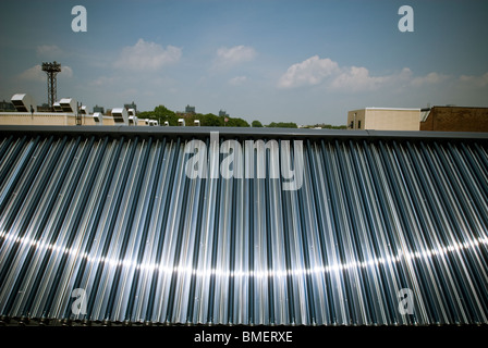 Un système solaire thermique est visible sur le toit de la gare de Coney Island à Brooklyn Installation Entretien de la Cour à New York Banque D'Images