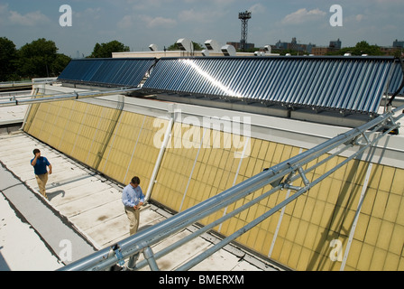 Un système solaire thermique est visible sur le toit de la gare de Coney Island à Brooklyn Installation Entretien de la Cour à New York Banque D'Images