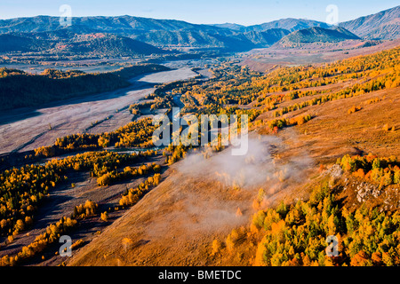 Vue aérienne du Village, Hemuxiang Burqin County, Préfecture de l'Altaï, la région autonome ouïghoure du Xinjiang, Chine Banque D'Images