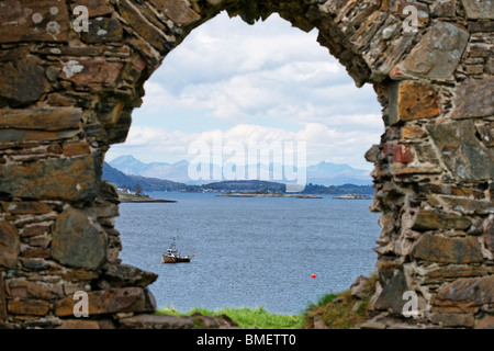 Vue sur le Loch Carron vers Plockton et Skye de Strome Château, Highland, Scotland, UK. Banque D'Images