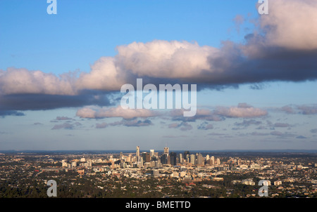 Vue panoramique de la ville Brisbane prises depuis le mont Coot-tha Lookout dans le Queensland, Australie avec grande formation de nuages au-dessus Banque D'Images