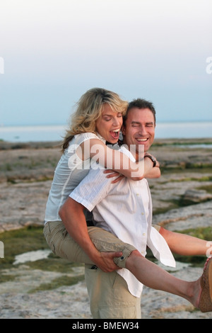 Port Colborne, Ontario, Canada ; un couple de temps ensemble sur la plage Banque D'Images