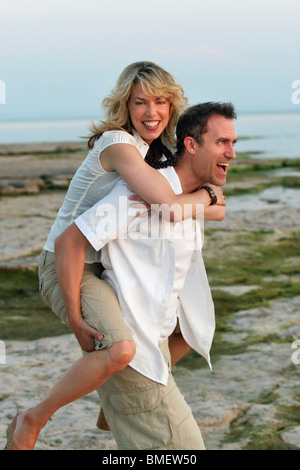 Port Colborne, Ontario, Canada ; un couple de temps ensemble sur la plage Banque D'Images