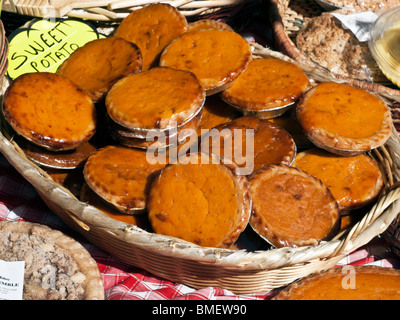 Panier de délicieuses tartes de pommes de terre individuels avec les lettres s'affiche en 9e Avenue food festival International Banque D'Images