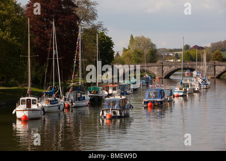 Royaume-uni, Angleterre, Devon, TOTNES, loisirs bateaux amarrés sur la rivière Dart par pont de pierre 1828 Banque D'Images