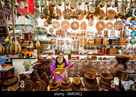 Uyghur femme en costume traditionnel jouant Dombra, Grand Bazar International, Urumqi, la région autonome ouïghoure du Xinjiang, Chine Banque D'Images