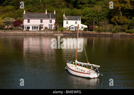 Royaume-uni, Angleterre, Devon, Smugglers Haunt Hotel, pittoresque petite maison de pêcheur de saumon sur les bords de la rivière Dart Banque D'Images