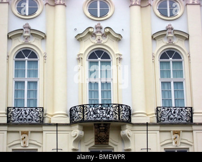 Windows classique avec des statues et des balcons à Prague Banque D'Images