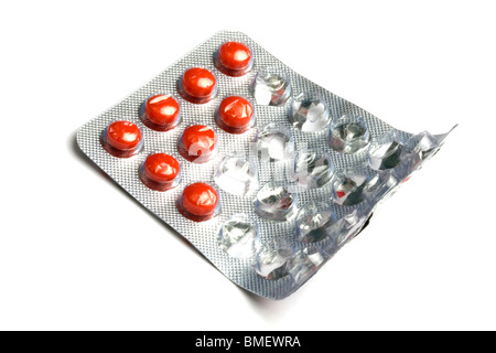 Pilules rouge paniers en emballage isolé sur fond blanc Banque D'Images