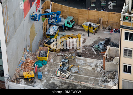 Voir d'un site de démolition et début d'un nouveau bâtiment à l'aide de bulldozers. Munich, Allemagne Banque D'Images